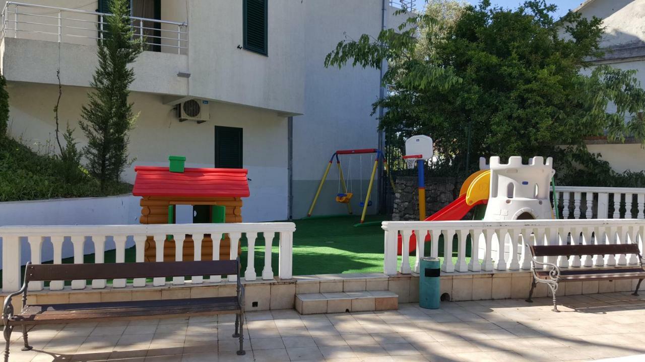 Roman Gardens Studio Apartment 里桑 外观 照片